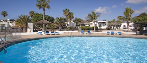 2 albercas al aire libre, sombrillas en la alberca y camastros