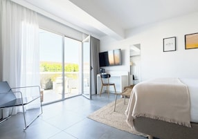 Caja fuerte, escritorio, wifi gratis y ropa de cama