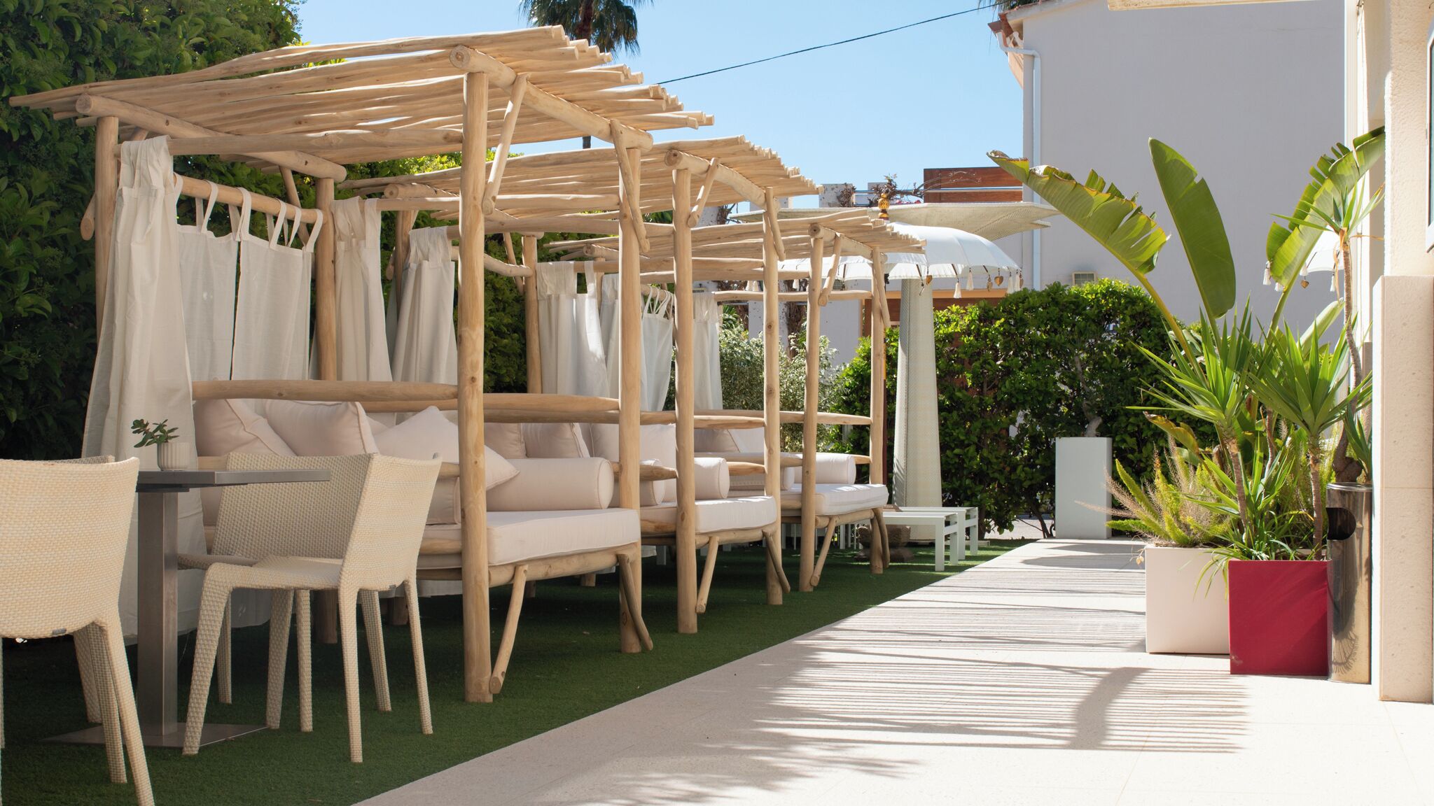 outdoor pool, open 9 am to 9 pm, pool loungers