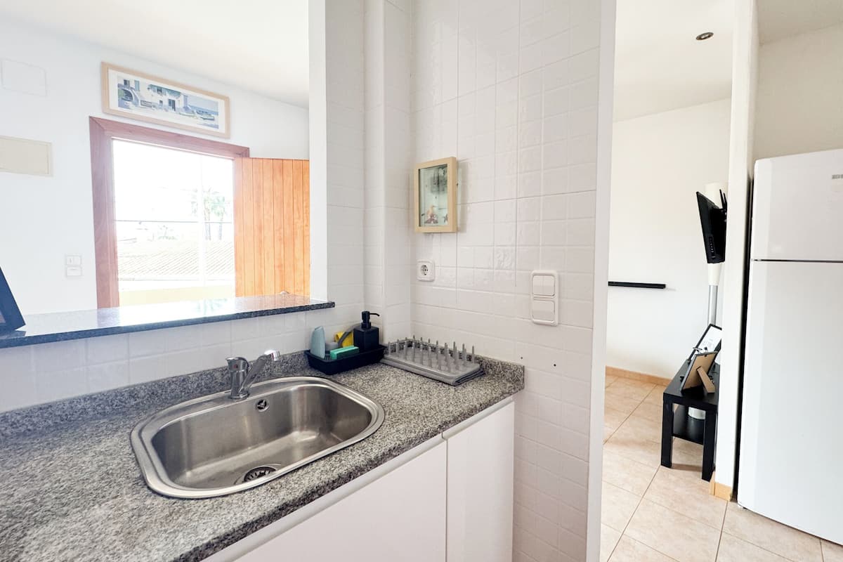 apartment, 2 bedrooms, terrace | private kitchen | fridge, microwave, oven, cookware/dishes/utensils