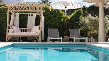 Piscine extérieure, chaises longues