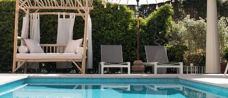 Piscine extérieure, chaises longues
