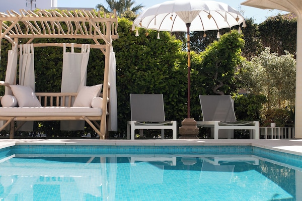 Utomhuspool med öppettider 09.00 till 21.00, och solstolar