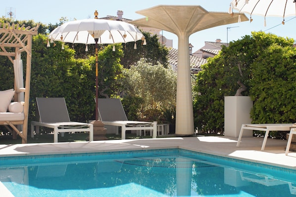 Outdoor pool, open 9 AM to 9 PM, pool loungers