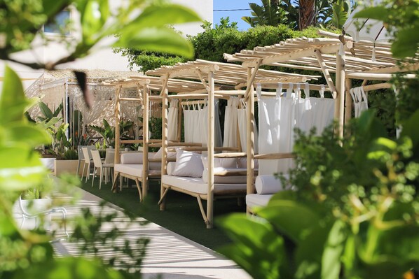 Outdoor pool, open 9 AM to 9 PM, sun loungers - Hotel Boutique Villamor - Only Adults (Denia)