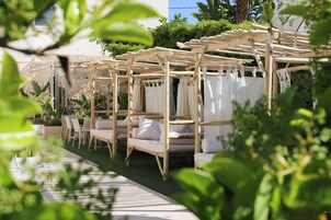 Una piscina al aire libre (de 09:00 a 21:00), tumbonas