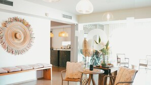 A modern reception area with a reception desk, seating area, and a view of the reception. - Hotel Rhys Denia - Only Adults (Denia)