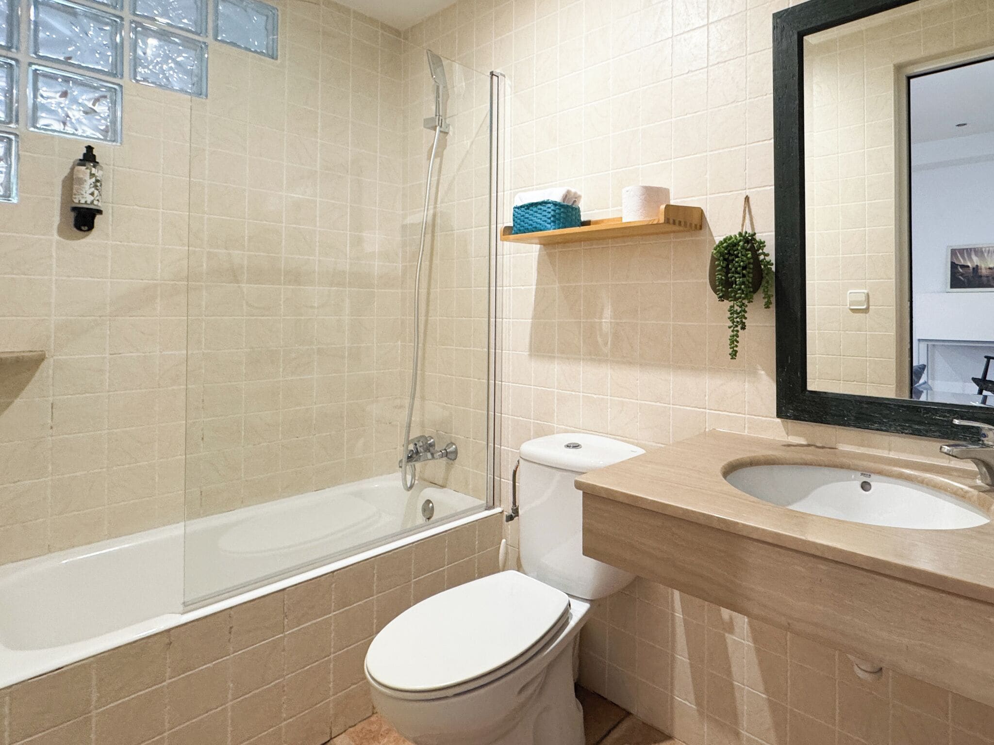 Une salle de bain avec une baignoire, des toilettes et un lavabo.