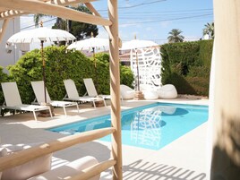 Una piscina al aire libre (de 09:00 a 21:00), tumbonas