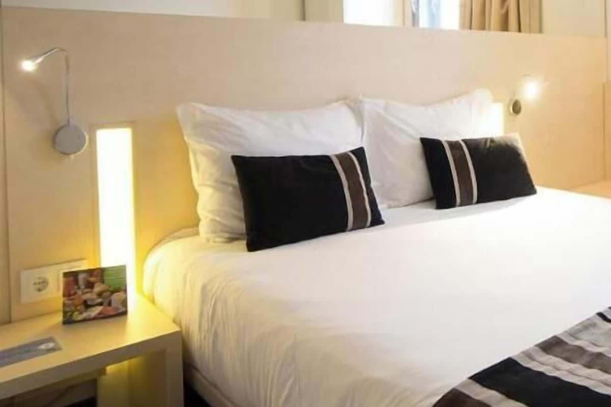 In-room safe, desk, blackout drapes, soundproofing