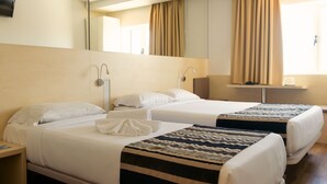 A hotel room with two beds, a bedside table, a mirror, a window with curtains, and a flat-screen TV. - Park Hotel Porto Gaia (Vila Nova de Gaia)