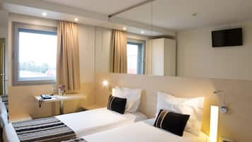 Quarto duplo superior | Cofres nos quartos, escrivaninha, cortinas blackout