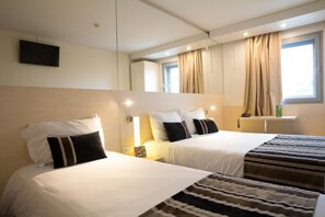 Zimmersafe, Schreibtisch, Verdunkelungsvorhänge, schallisolierte Zimmer