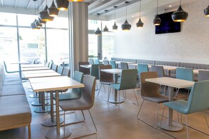 Tägliches Frühstücksbuffet gegen Gebühr