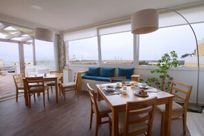 Petit déjeuner buffet (12 EUR par personne)