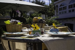 Outdoor dining - IL Giardino Dell'Arte - Guest House (Anacapri)