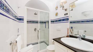 Habitación estándar doble | Baño | Artículos de higiene personal gratuitos, secador de pelo, bidé y toallas