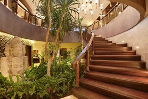 Se sirven desayunos y cocina internacional, junto a la piscina 