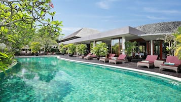 Utendørsbasseng, bassengparasoller og solsenger