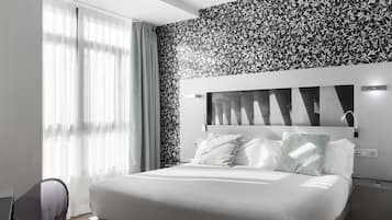 Habitación cuádruple | Minibar, caja de seguridad en la habitación y escritorio