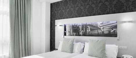 Een minibar, een kluis op de kamer, een bureau, verduisterende gordijnen