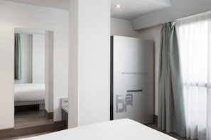 Superior-Vierbettzimmer, Terrasse | Minibar, Zimmersafe, Schreibtisch, Verdunkelungsvorhänge