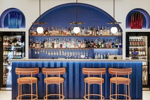 2 間酒吧/酒廊、池畔酒吧