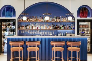 2 bar/lounge, bar a bordo piscina