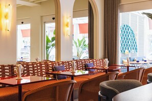 2 bars/lounges, poolside bar