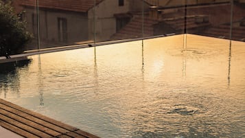 Außenpool (je nach Saison geöffnet), Sonnenschirme, Liegestühle