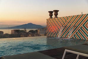 Seasonal outdoor pool, pool umbrellas, pool loungers - Hotel Plaza (Sorrento)