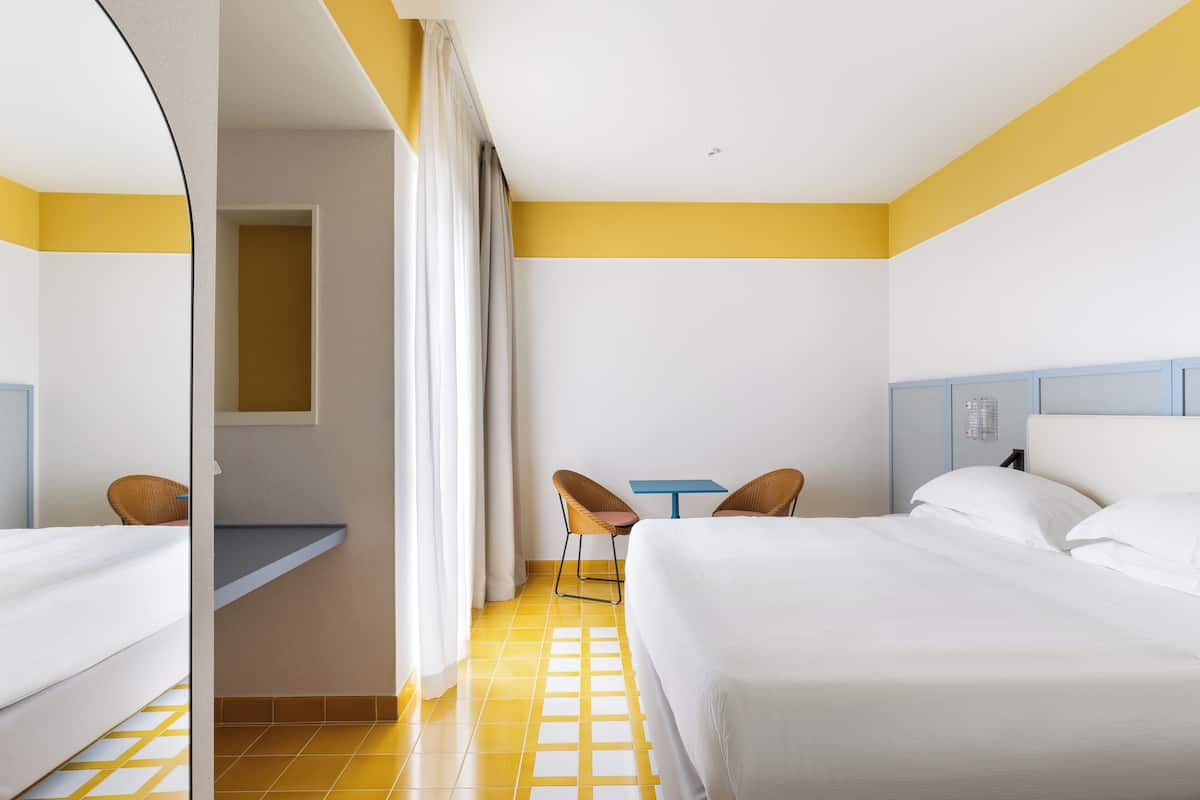 Ropa de cama de alta calidad y minibar