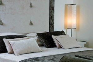 Egyptian cotton sheets, premium bedding, minibar, in-room safe - Albergo Palazzo Decumani (Naples)