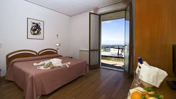 Camera con letto matrimoniale o 2 letti singoli, balcone, vista valle | Minibar, una cassaforte in camera, una scrivania, Wi-Fi gratuito