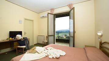 Chambre Double, balcon, vue vallée
