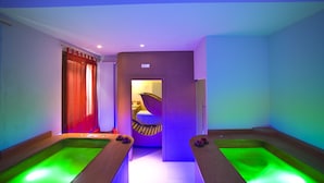 Una sala de spa amb dues banyeres de fusta, una corba panxa de llúdriga i una porta que dona a una altra habitació.