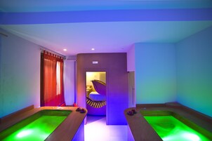 Salas de tratamiento para parejas, un sauna, una bañera de hidromasaje