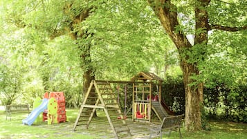 Lasten leikkialue ulkona