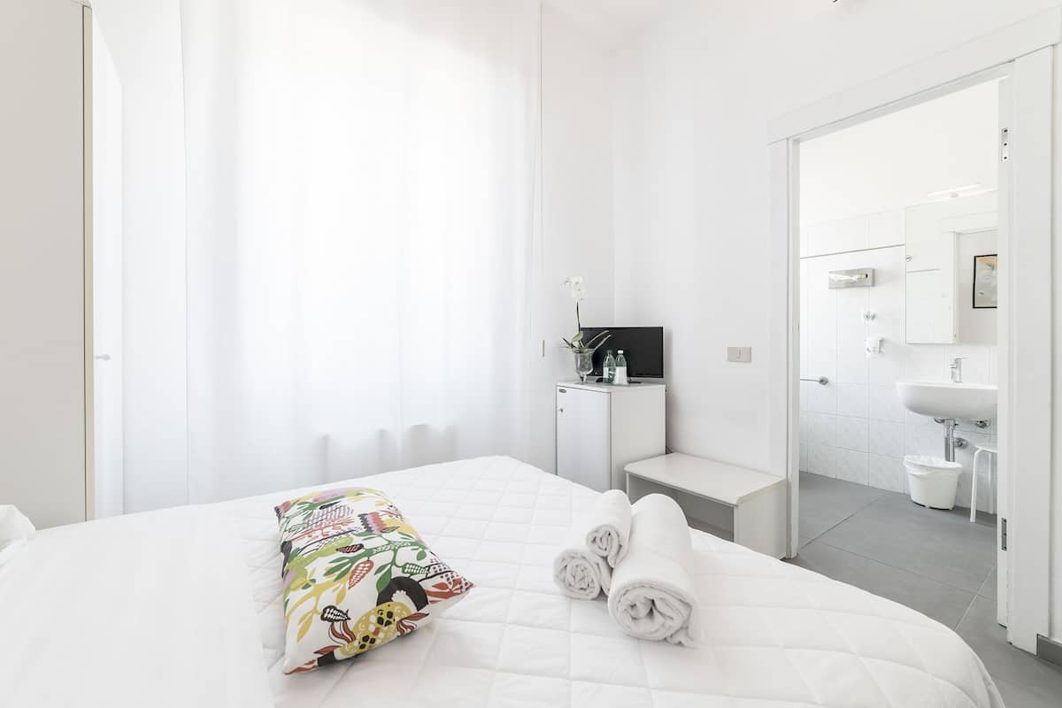 1 sovrum, duntäcken, minibar och värdeförvaringsskåp på rummet