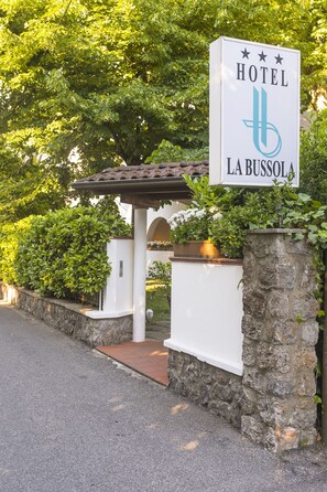 Property entrance - Hotel La Bussola (Massa)