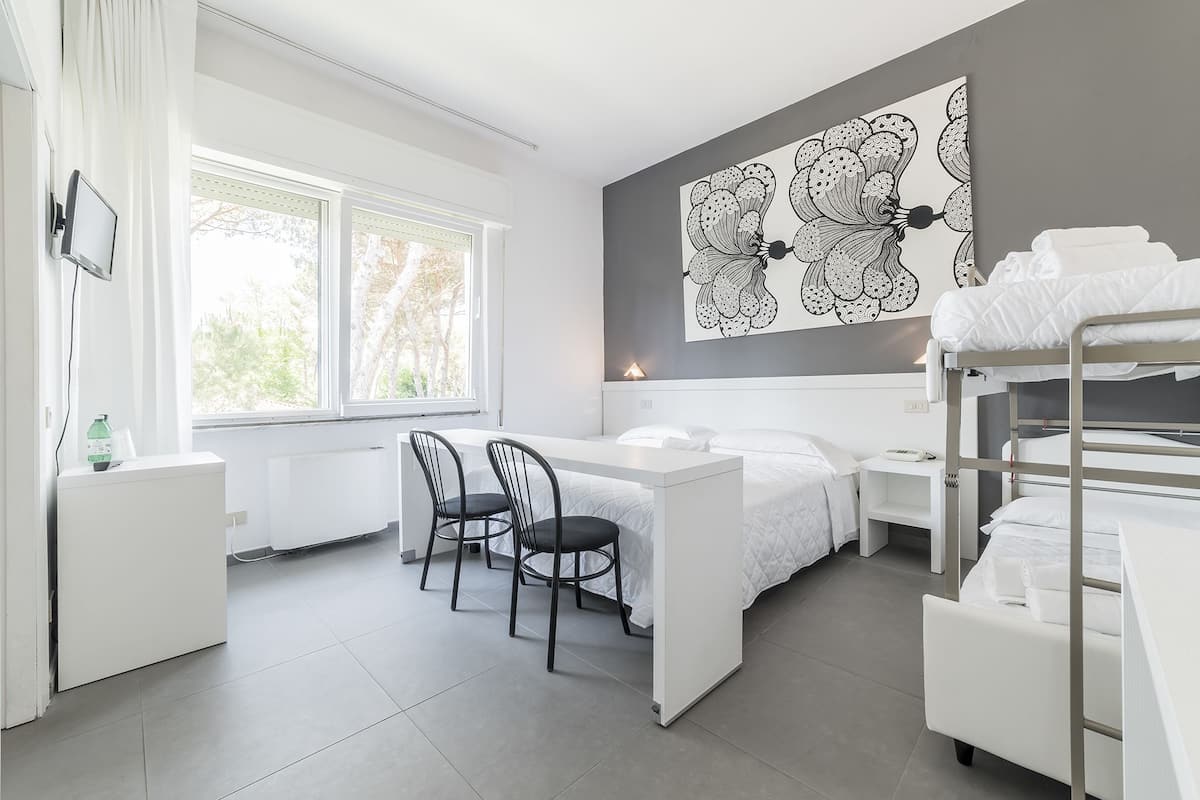 1 sovrum, duntäcken, minibar och värdeförvaringsskåp på rummet