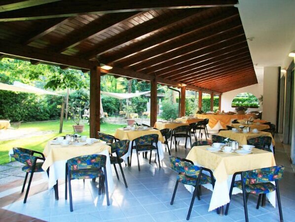 Free buffet breakfast