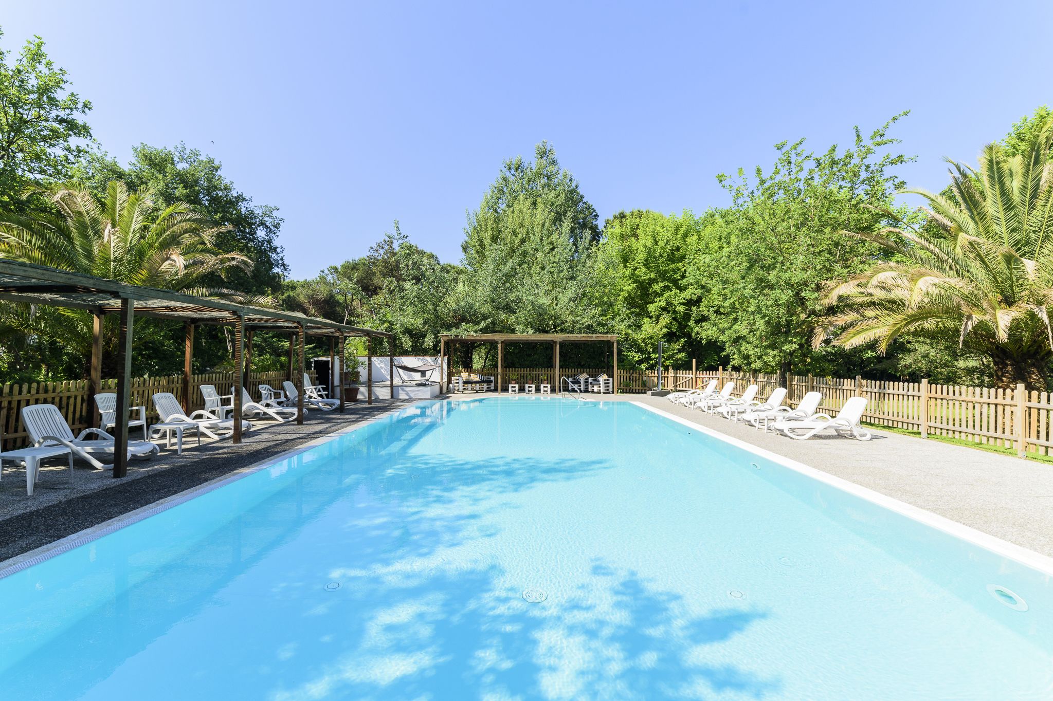 Udendørs pool, åben fra kl. 09.30 til kl. 19.30, parasoller, liggestole