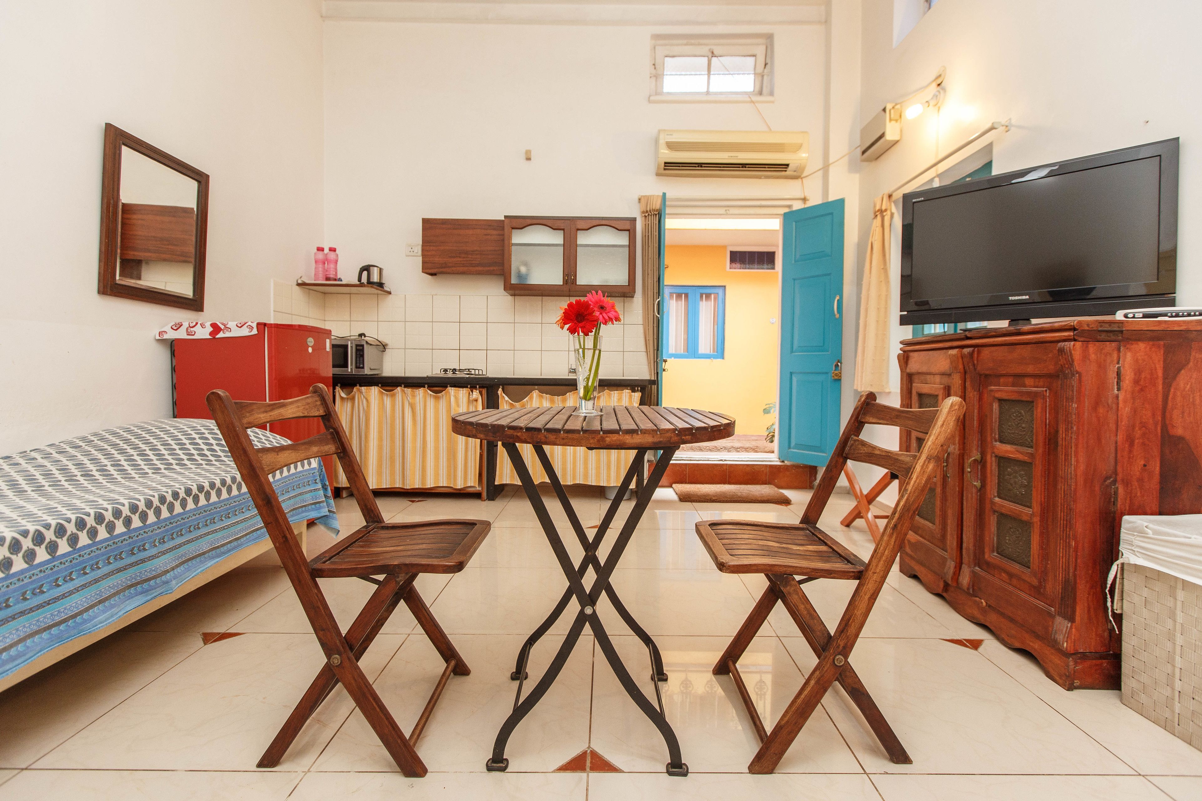 deluxe cottage (studio) | in-room safe, desk, iron/ironing board, free wifi