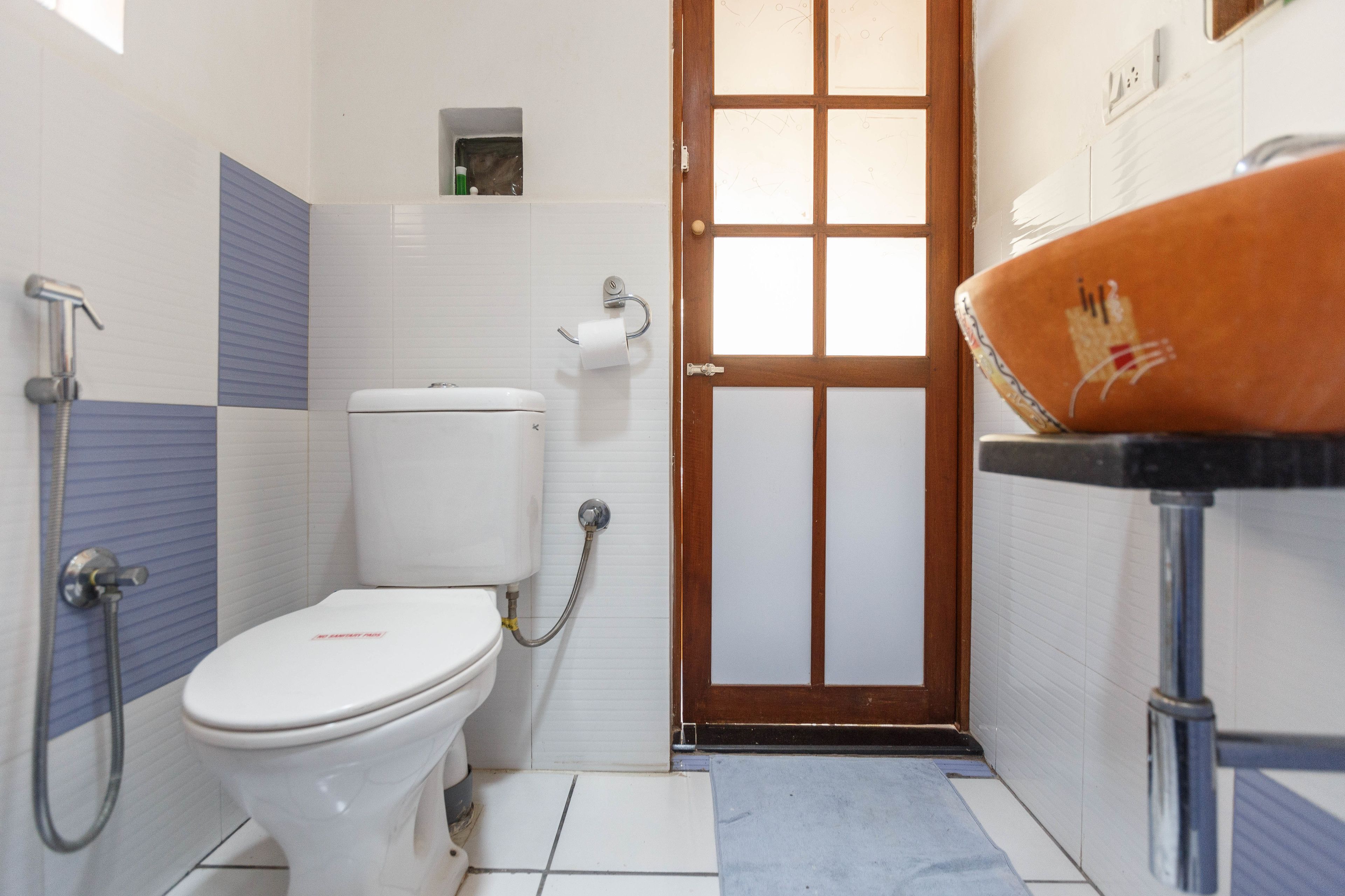 deluxe cottage | bathroom | shower, hair dryer, towels