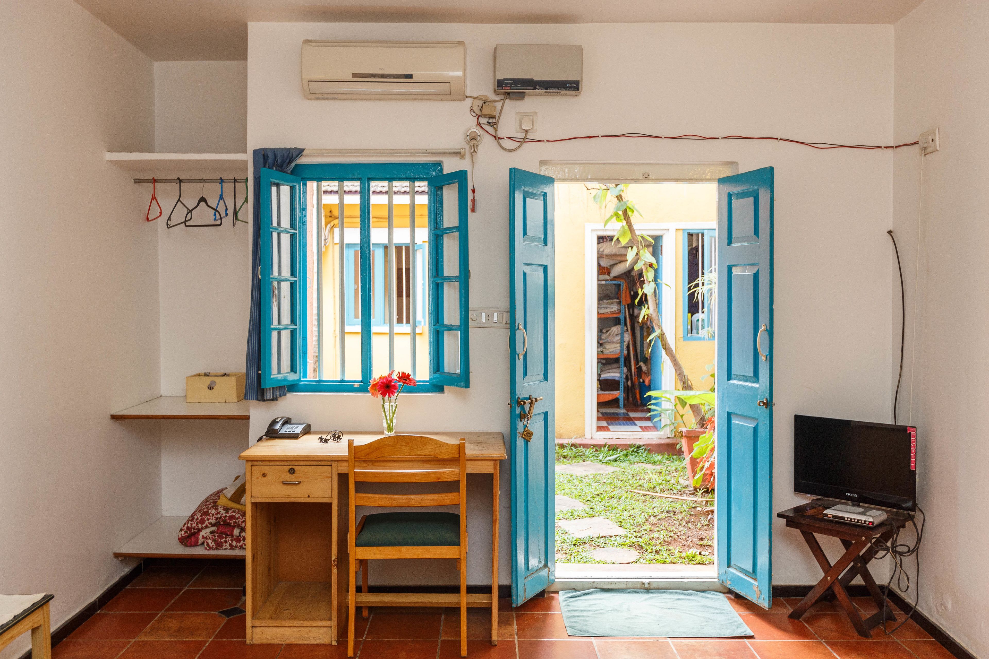 Deluxe Cottage (Studio) | In-room safe, desk, iron/ironing board, free WiFi