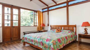 Deluxe Cottage | In-room safe, desk, iron/ironing board, free WiFi
