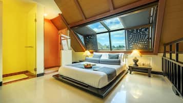 Ein modernes Schlafzimmer mit einem großen Bett, einem Oberlicht und Blick ins Freie.