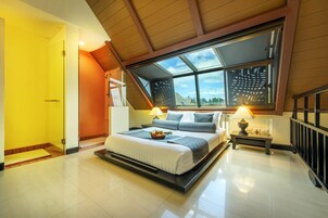 Ein modernes Schlafzimmer mit einem großen Bett, einem Oberlicht und Blick ins Freie.