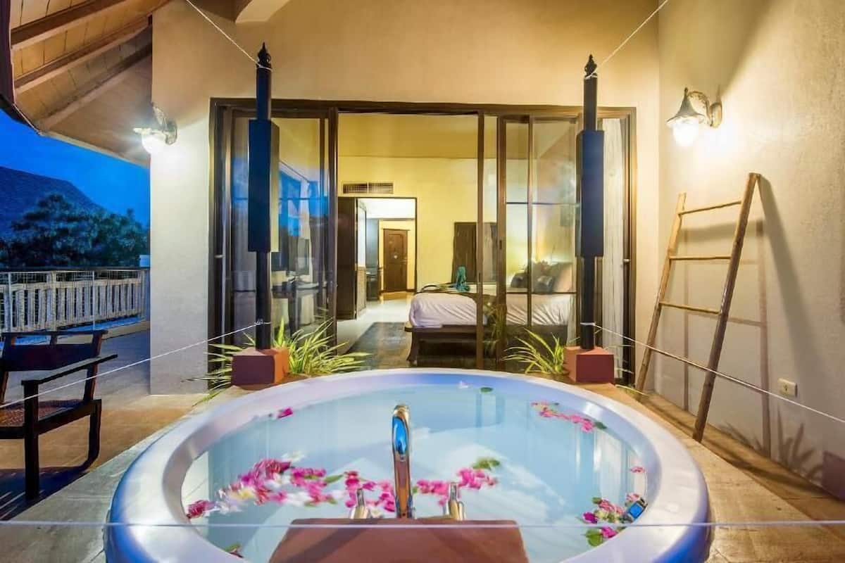 Minibaari, tallelokero huoneessa, työpöytä, ilmainen Wi-Fi